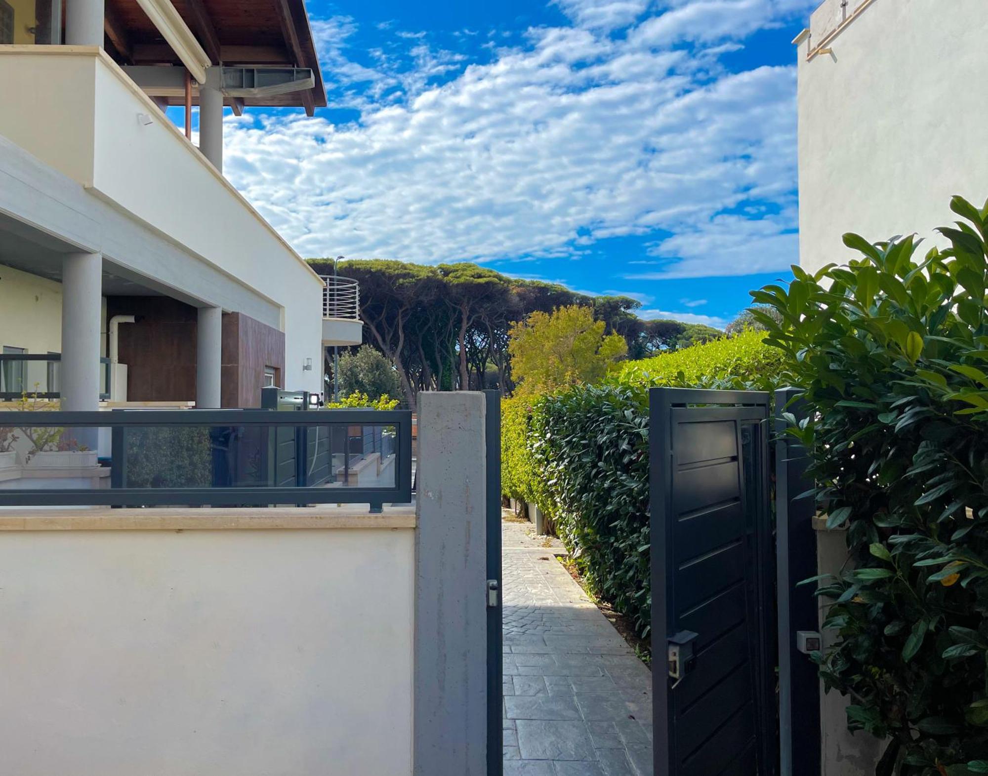 The Shabby House - Charming Seaside Retreat In Central Anzio, Steps From Beach And Train Station Exteriér fotografie