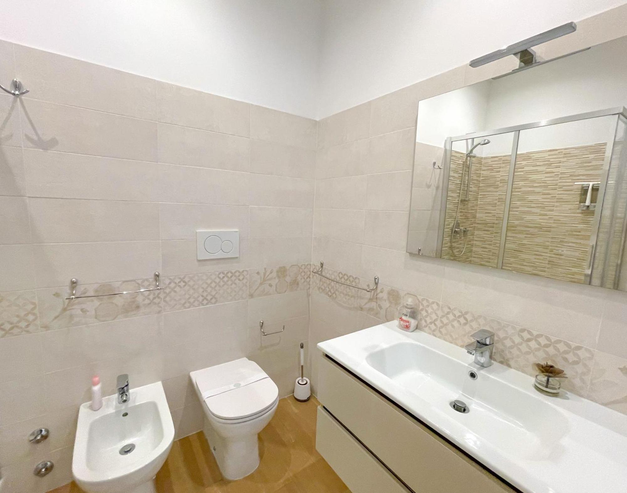 The Shabby House - Charming Seaside Retreat In Central Anzio, Steps From Beach And Train Station Exteriér fotografie